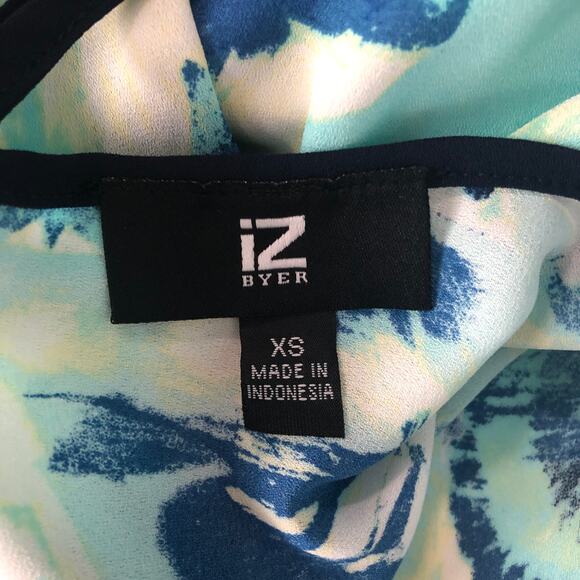 iZ Byer Floral 3/4 Sleeve V-Neck Top Size XS - Picture 2 of 11